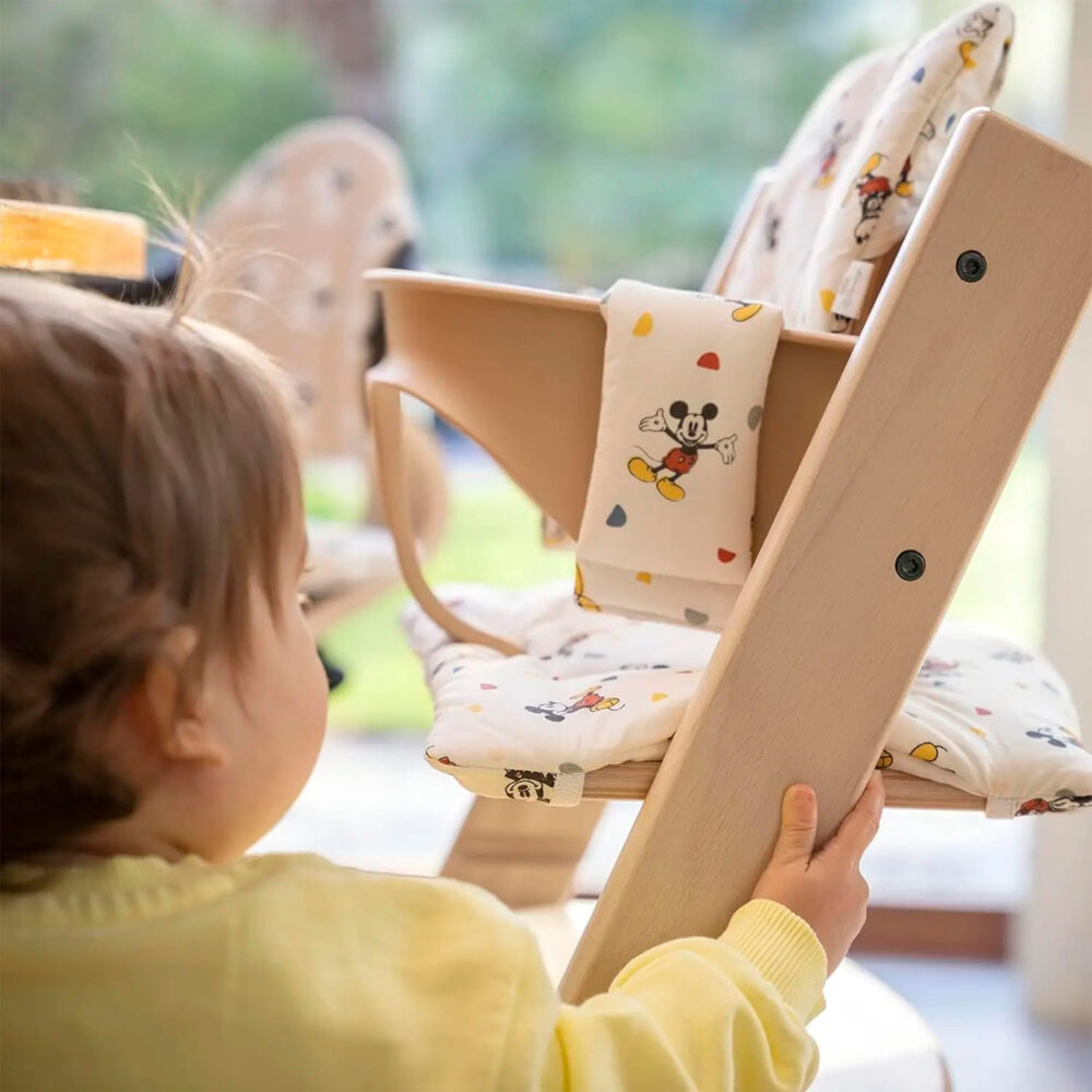 PACK SILLA MODELO TRIPP TRAPP ROBLE + COJÍN EDICIÓN MICKEY+ BABYSET + BANDEJA STOKKE